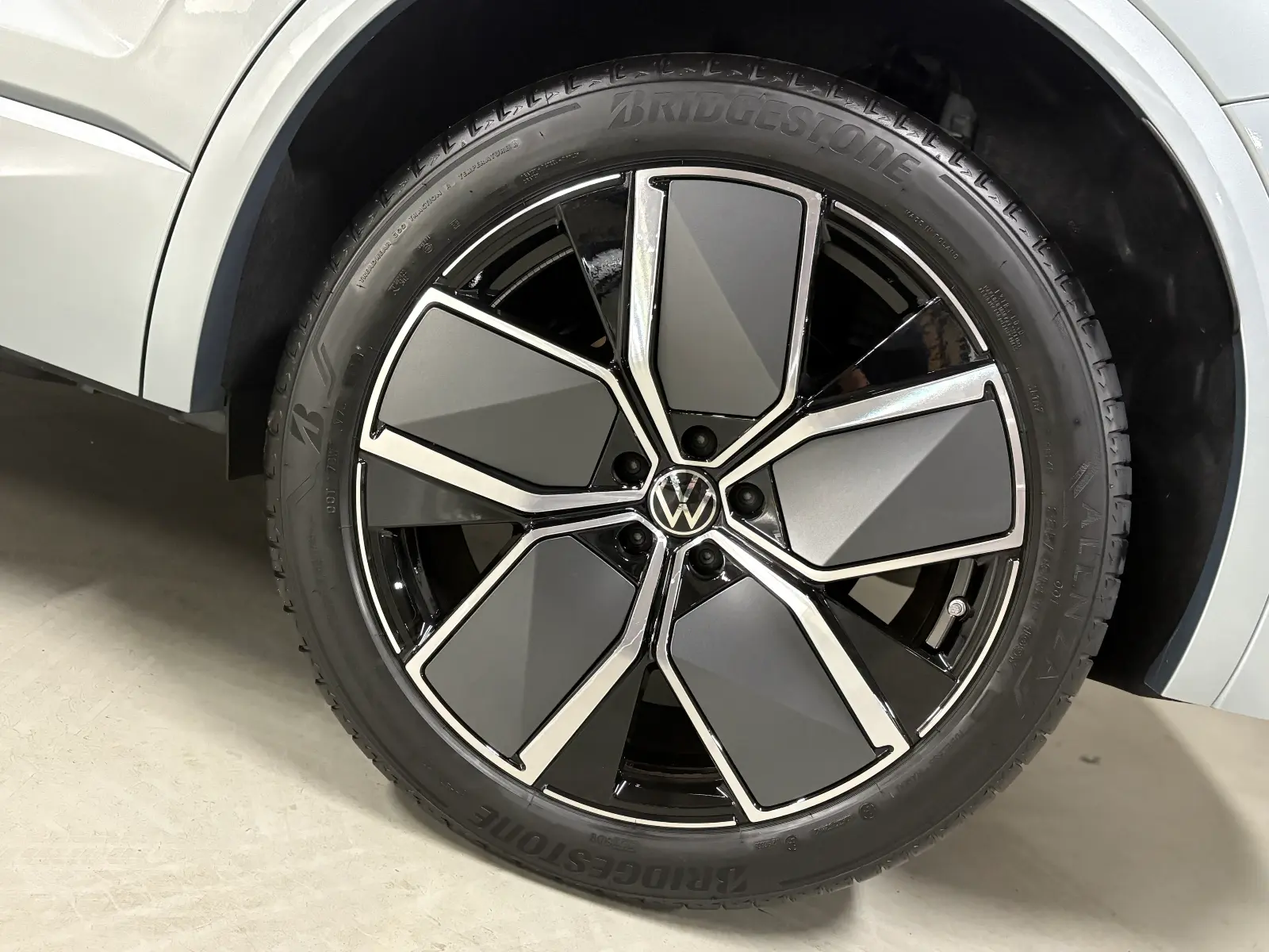 폭스바겐 투아렉 오이스터 실버 R-Line 2024년식 실물 사진 15/23 - 투아렉 알라인 오이스터실버 컬러 차량의 디테일컷을 포함한 실물 사진입니다.