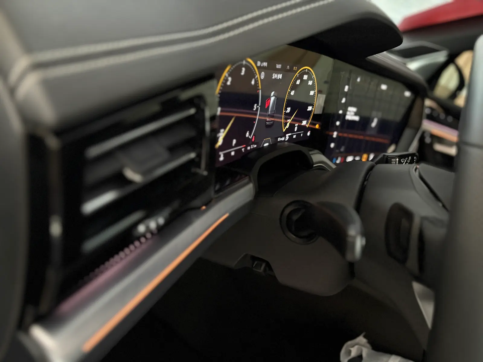 폭스바겐 투아렉 오이스터 실버 R-Line 2024년식 실물 사진 20/23 - 투아렉 알라인 오이스터실버 컬러 차량의 디테일컷을 포함한 실물 사진입니다.