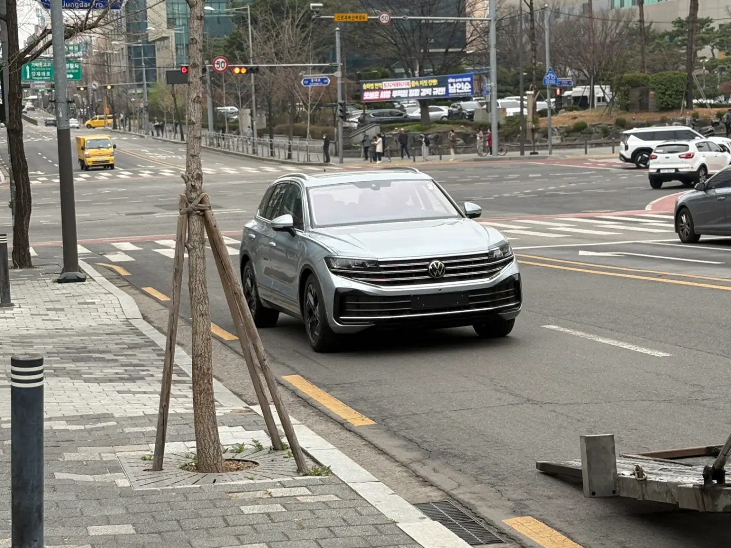 폭스바겐 투아렉 오이스터 실버 프레스티지 2024년식 실물 사진 3/15