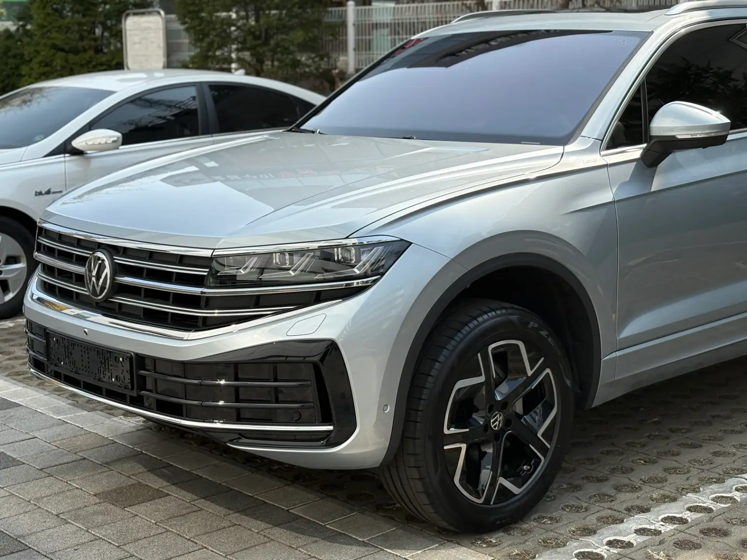 폭스바겐 투아렉 오이스터 실버 프레스티지 2024년식 실물 사진 1/15