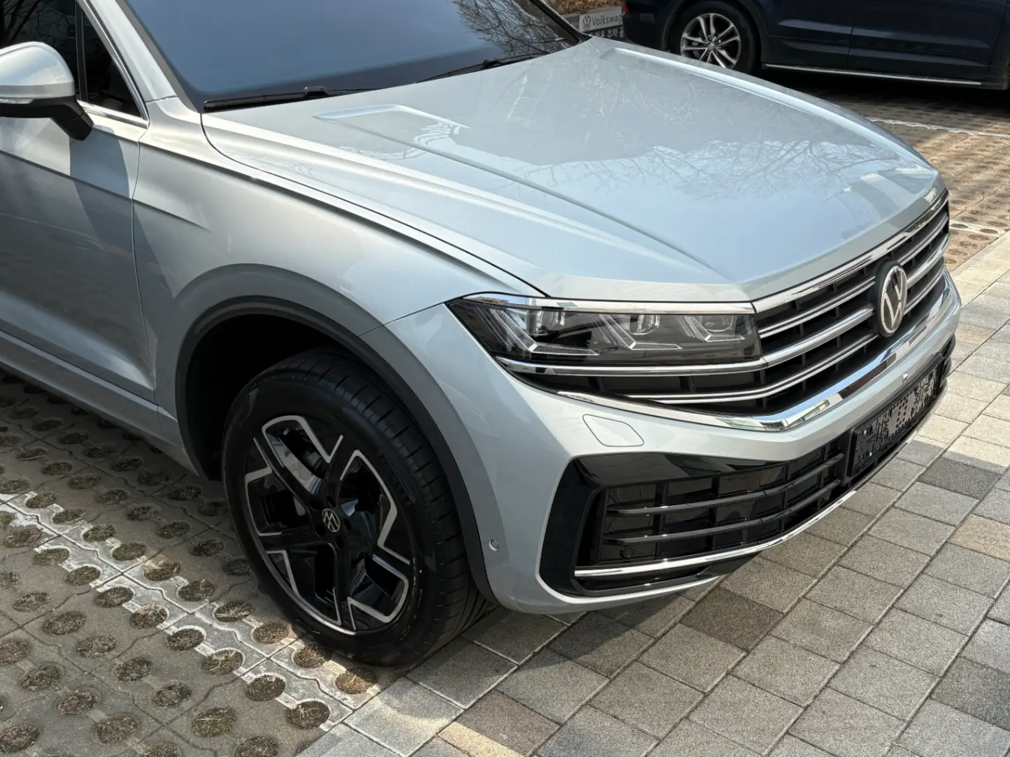 폭스바겐 투아렉 오이스터 실버 프레스티지 2024년식 실물 사진 6/15