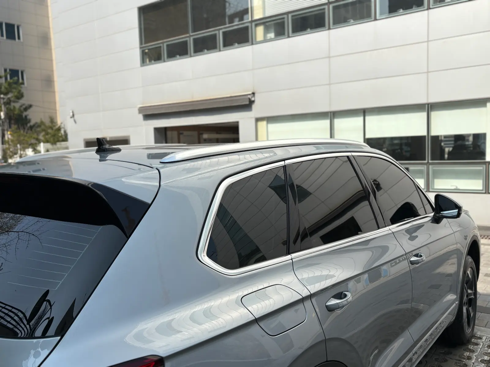 폭스바겐 투아렉 오이스터 실버 프레스티지 2024년식 실물 사진 8/15