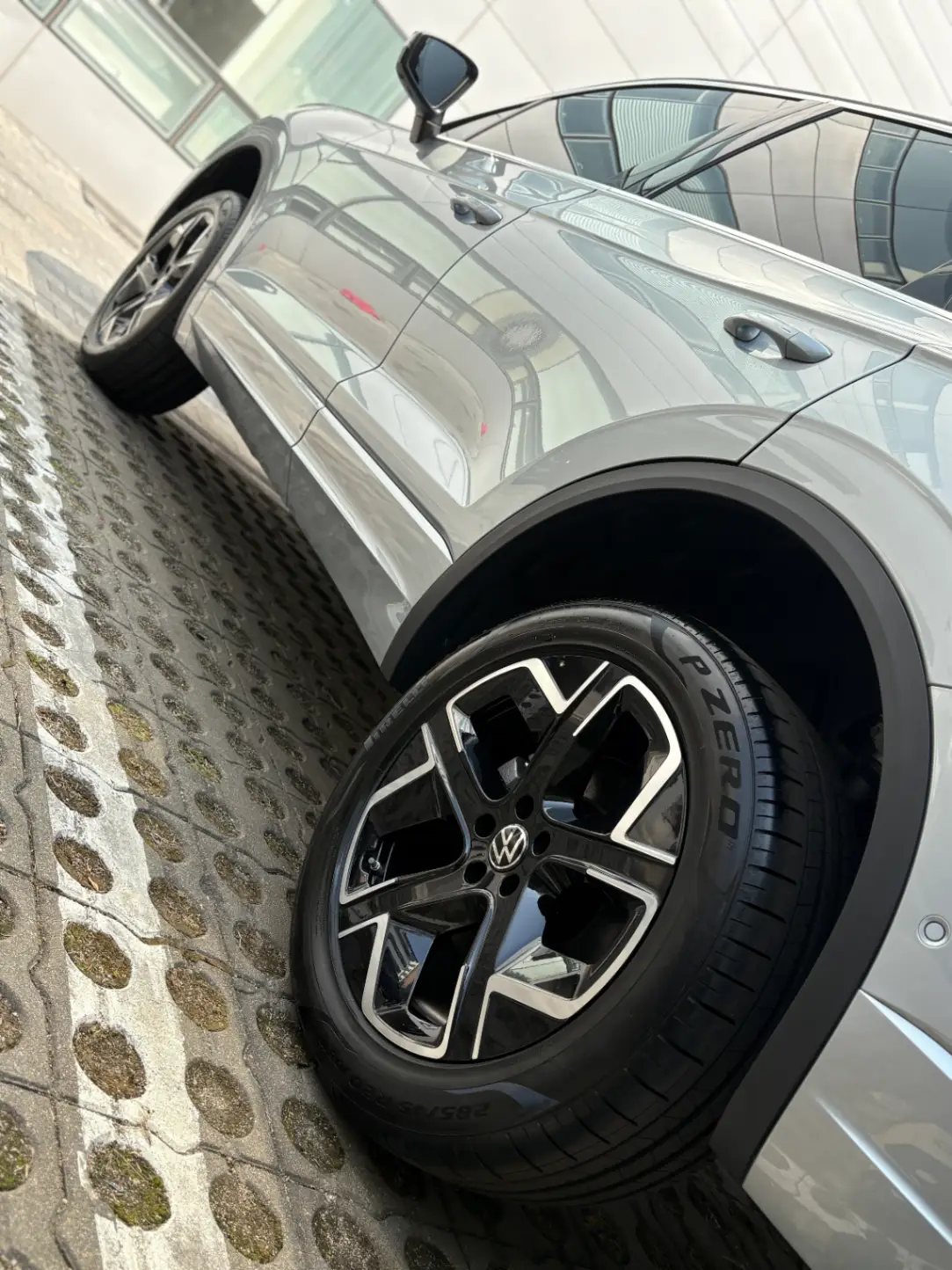 폭스바겐 투아렉 오이스터 실버 프레스티지 2024년식 실물 사진 7/15