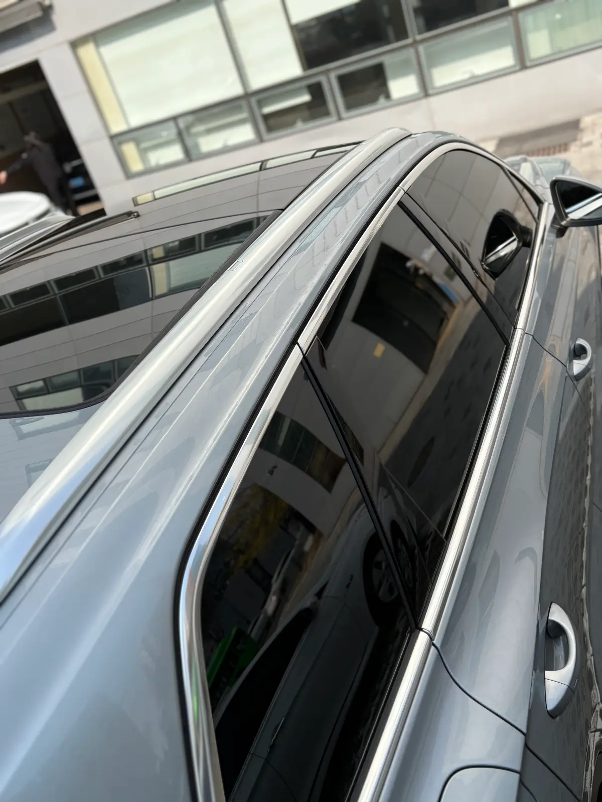 폭스바겐 투아렉 오이스터 실버 프레스티지 2024년식 실물 사진 9/15