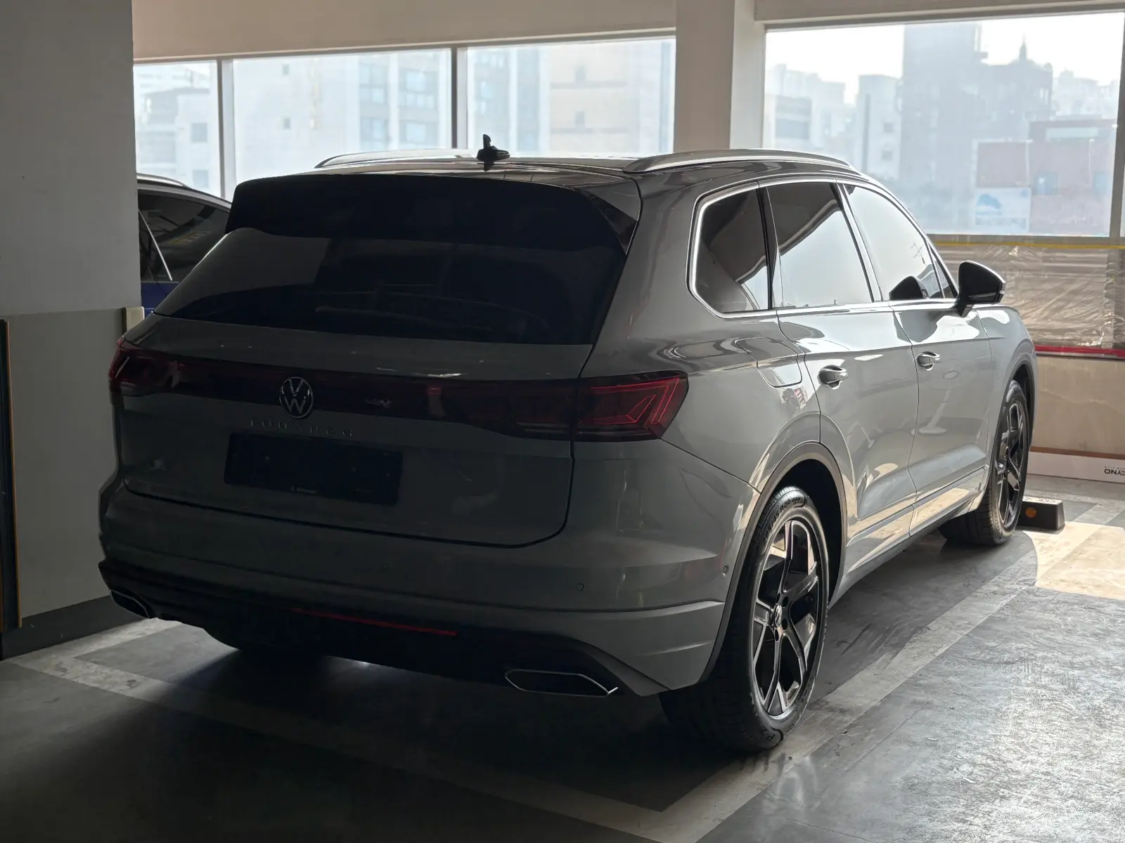 폭스바겐 투아렉 오이스터 실버 프레스티지 2024년식 실물 사진 12/15