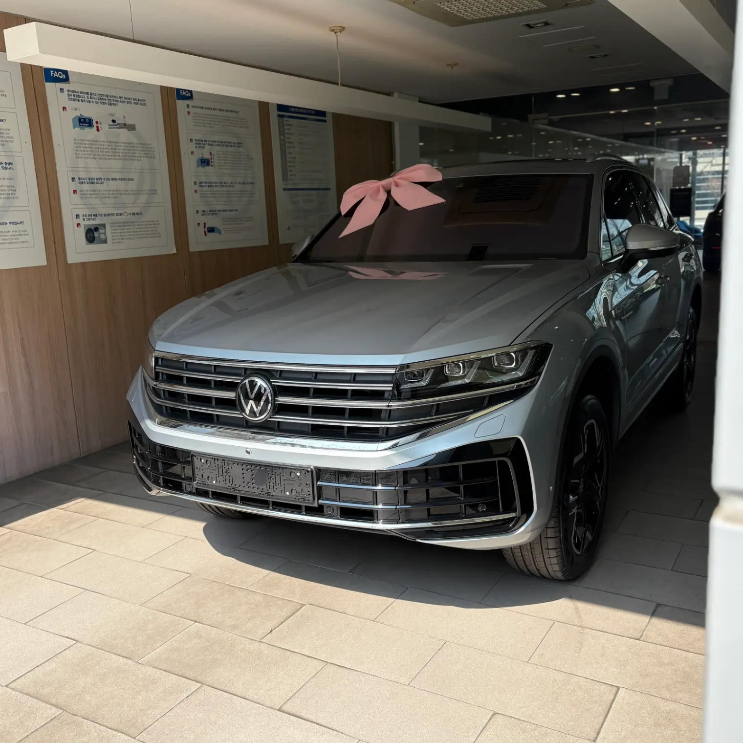 폭스바겐 투아렉 오이스터 실버 프레스티지 2024년식 실물 사진 15/15