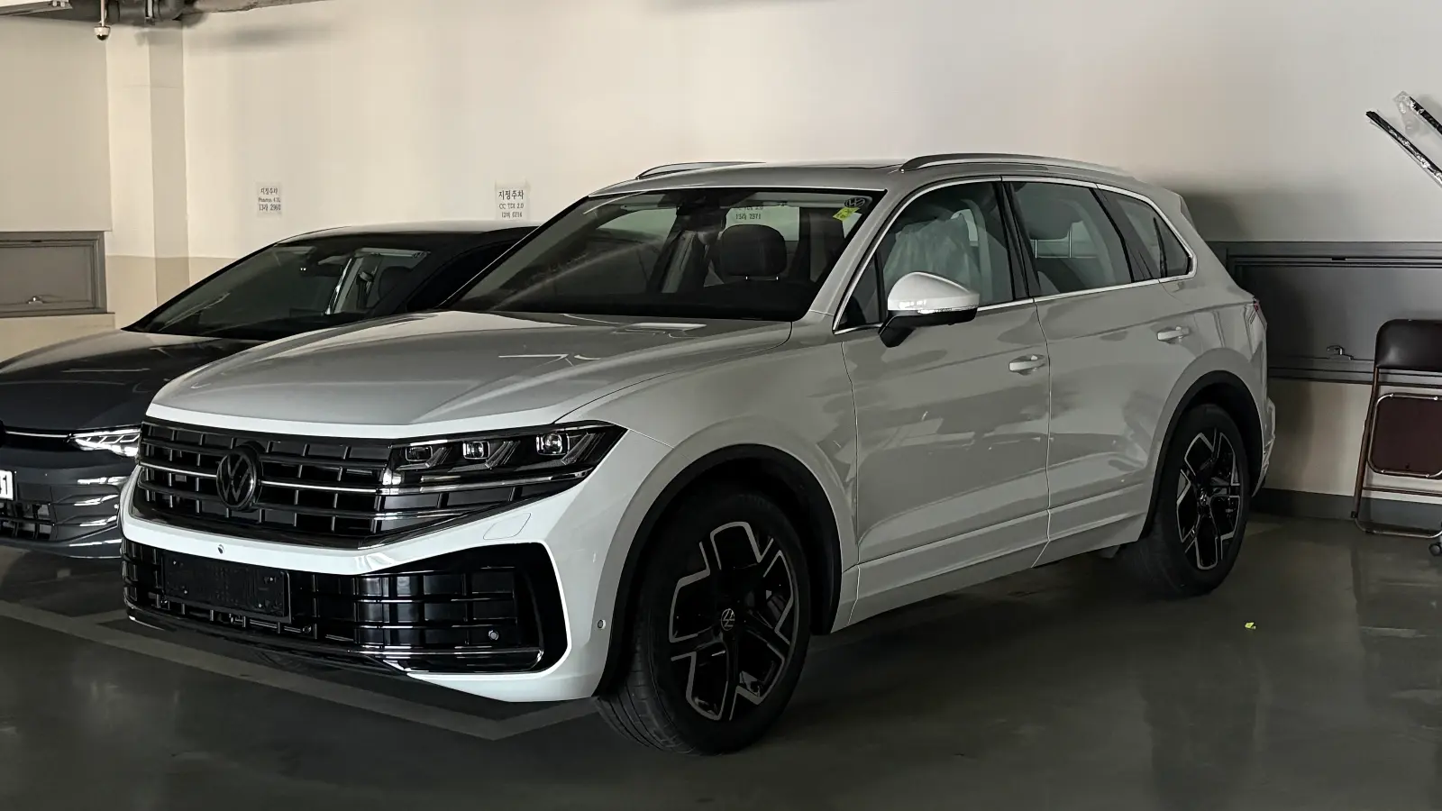 폭스바겐 투아렉 퓨어 화이트 프레스티지 2026년식 실물 사진 4/9 - 투아렉 퓨어 화이트 프레스티지 트림의 실내 촬영분입니다.