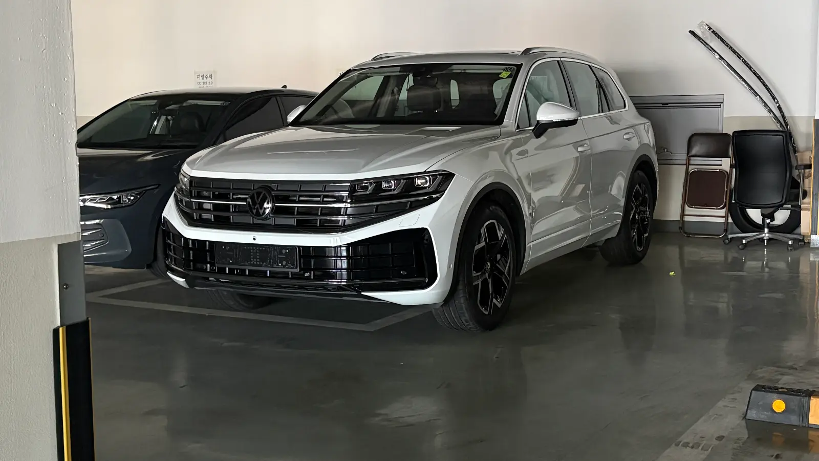 폭스바겐 투아렉 퓨어 화이트 프레스티지 2026년식 실물 사진 3/9 - 투아렉 퓨어 화이트 프레스티지 트림의 실내 촬영분입니다.