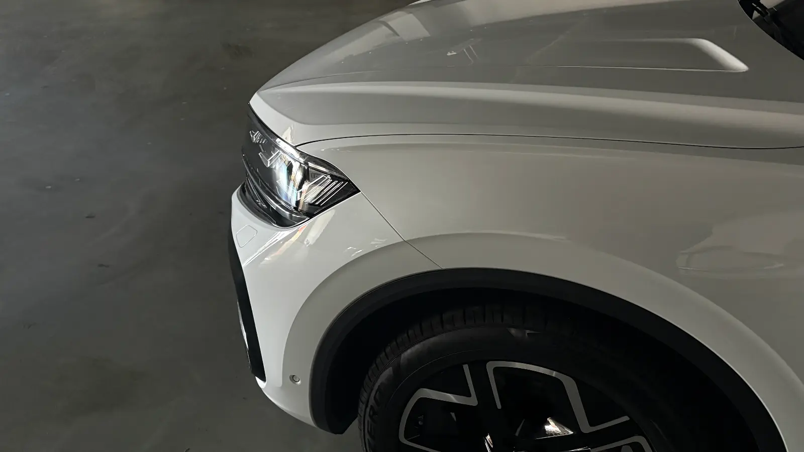 폭스바겐 투아렉 퓨어 화이트 프레스티지 2026년식 실물 사진 6/9 - 투아렉 퓨어 화이트 프레스티지 트림의 실내 촬영분입니다.