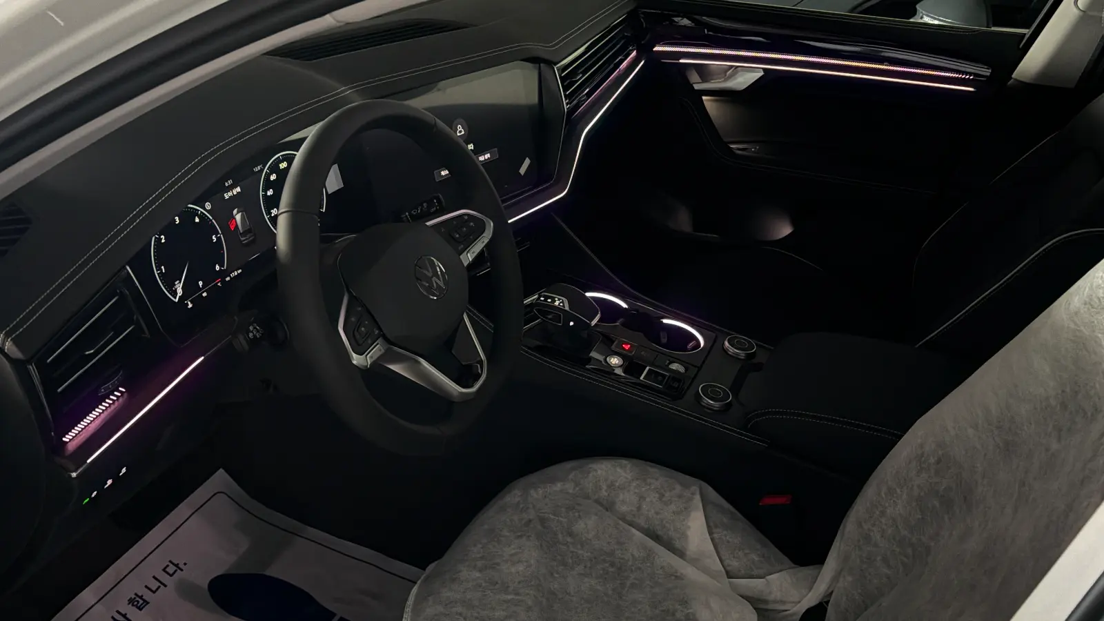 폭스바겐 투아렉 퓨어 화이트 프레스티지 2026년식 실물 사진 8/9 - 투아렉 퓨어 화이트 프레스티지 트림의 실내 촬영분입니다.