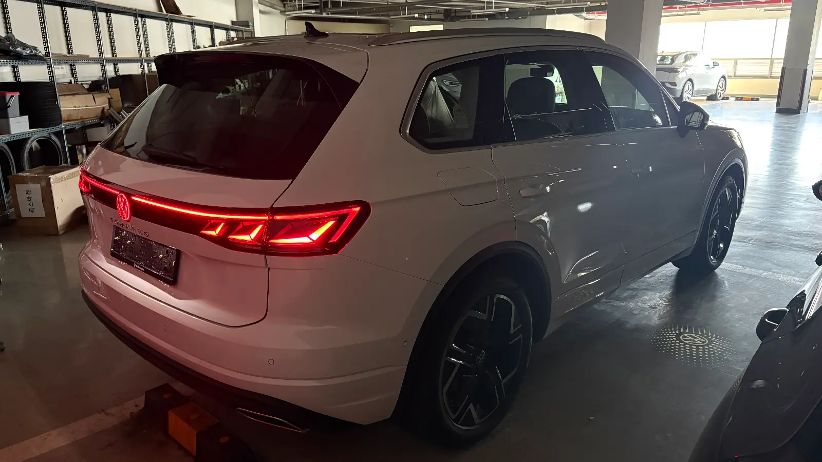 폭스바겐 투아렉 퓨어 화이트 프레스티지 2026년식 실물 사진 7/9 - 투아렉 퓨어 화이트 프레스티지 트림의 실내 촬영분입니다.