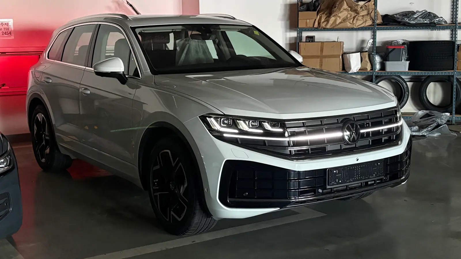 폭스바겐 투아렉 퓨어 화이트 프레스티지 2026년식 실물 사진 1/9 - 투아렉 퓨어 화이트 프레스티지 트림의 실내 촬영분입니다.