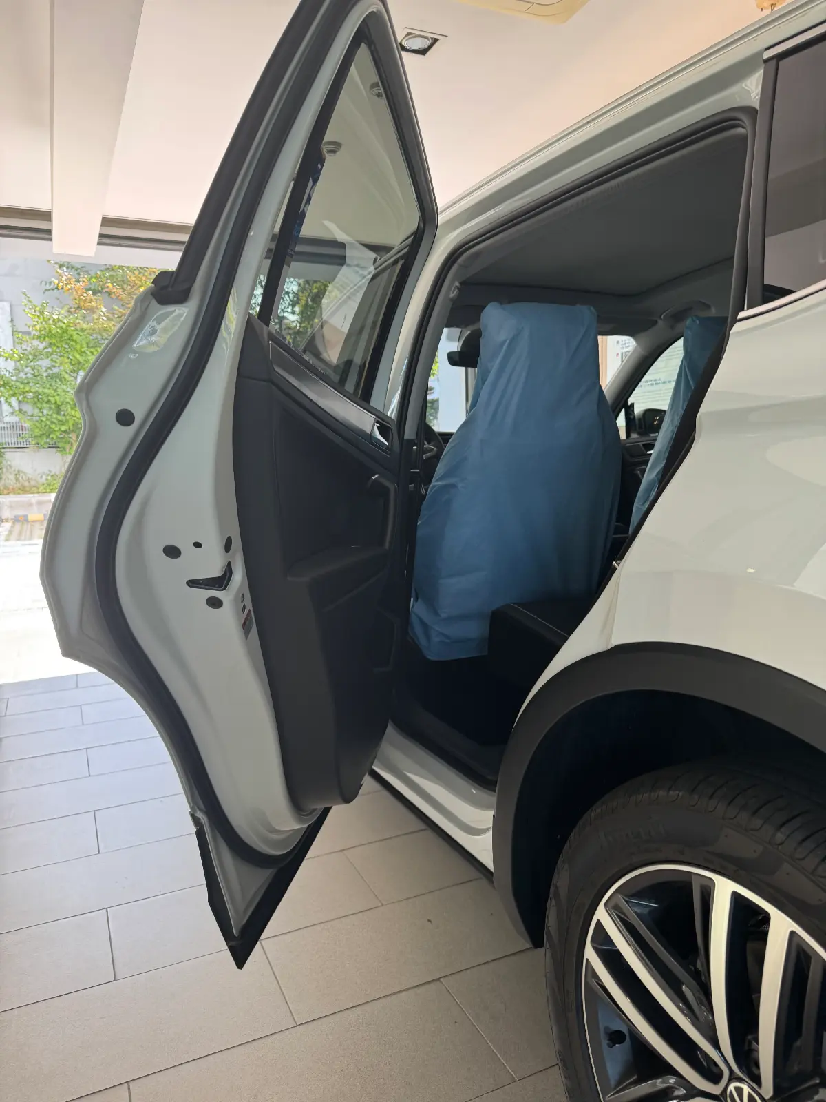 폭스바겐 티구안 퓨어 화이트 올스페이스 2024년식 실물 사진 7/9 - 24년 출고되었던 티구안 올스페이스 차량 사진입니다.