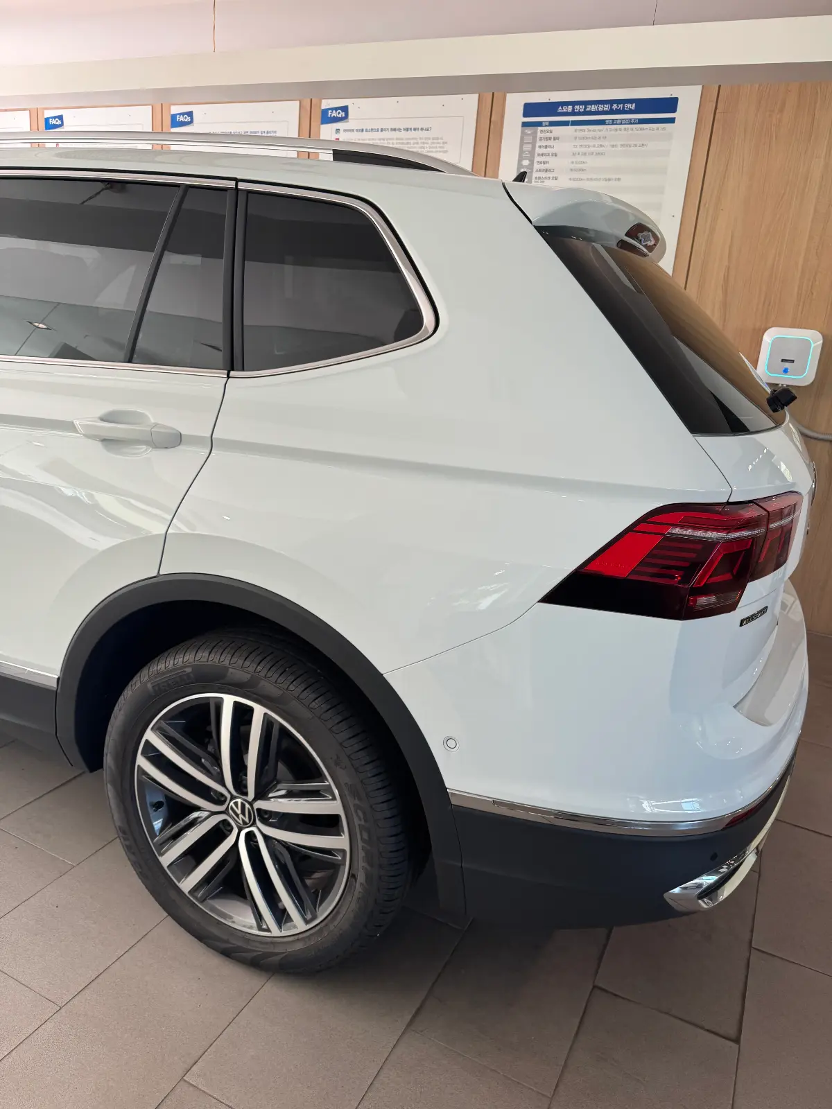 폭스바겐 티구안 퓨어 화이트 올스페이스 2024년식 실물 사진 8/9 - 24년 출고되었던 티구안 올스페이스 차량 사진입니다.