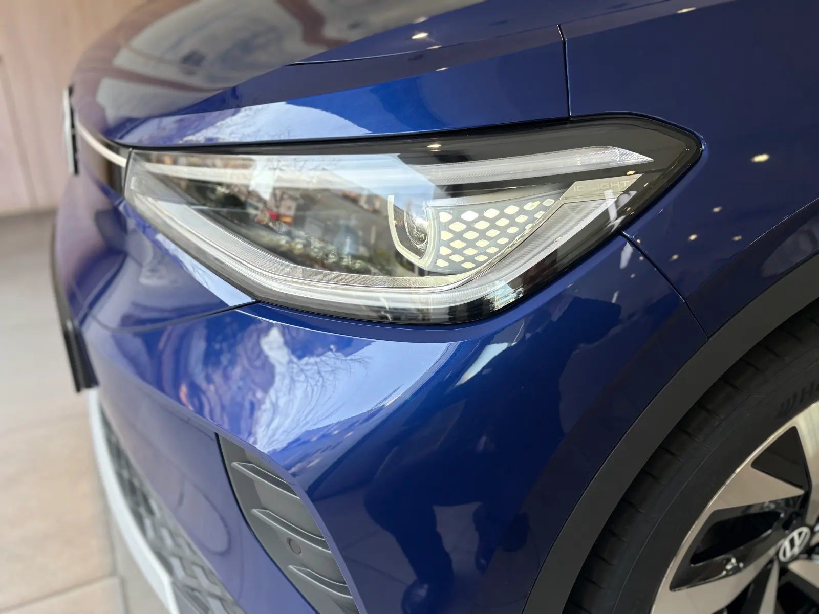 폭스바겐 폭스바겐 블루 더스크 2025년식 실물 사진 3/12 - 블루 더스크 메탈릭 ID.4 프로 차량 출고사진입니다.