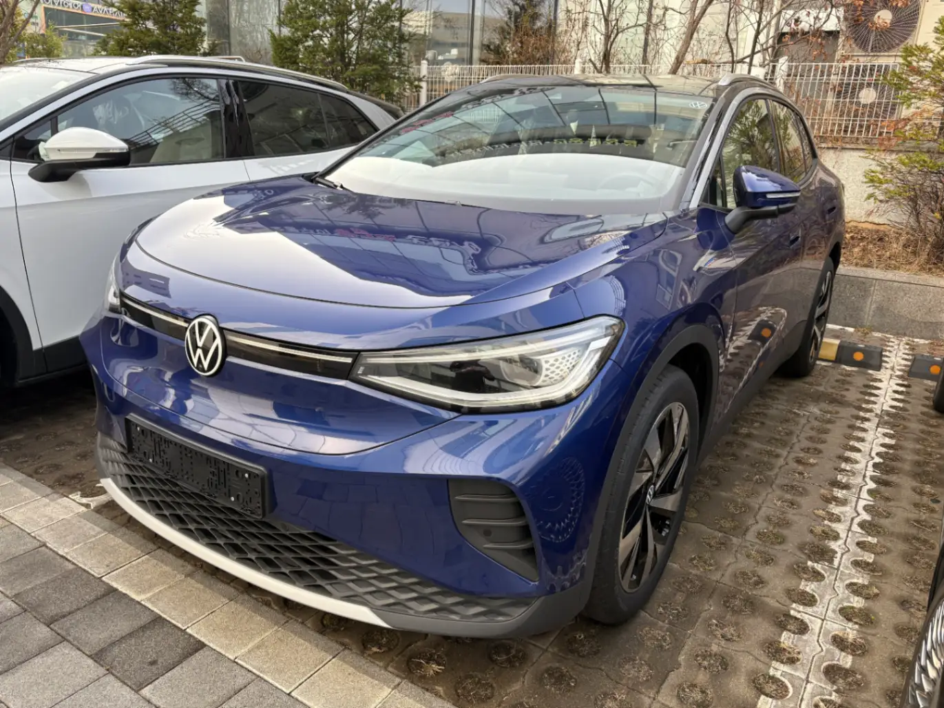 폭스바겐 폭스바겐 블루 더스크 2025년식 실물 사진 2/12 - 블루 더스크 메탈릭 ID.4 프로 차량 출고사진입니다.