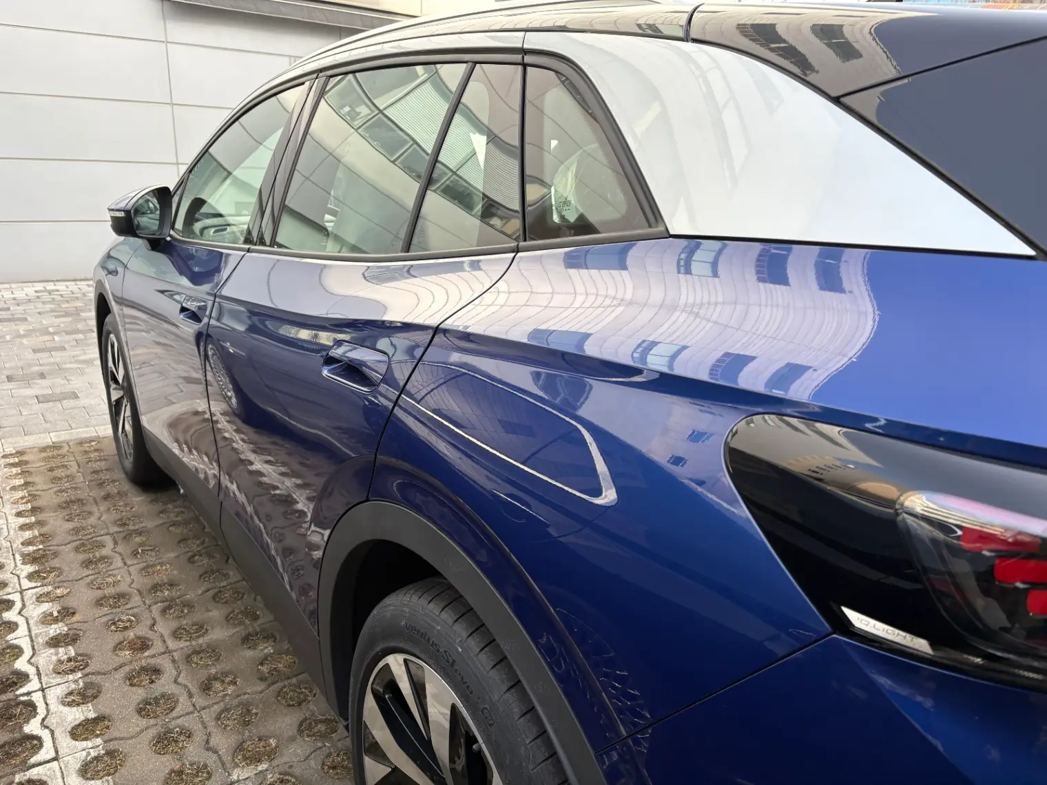 폭스바겐 폭스바겐 블루 더스크 2025년식 실물 사진 4/12 - 블루 더스크 메탈릭 ID.4 프로 차량 출고사진입니다.