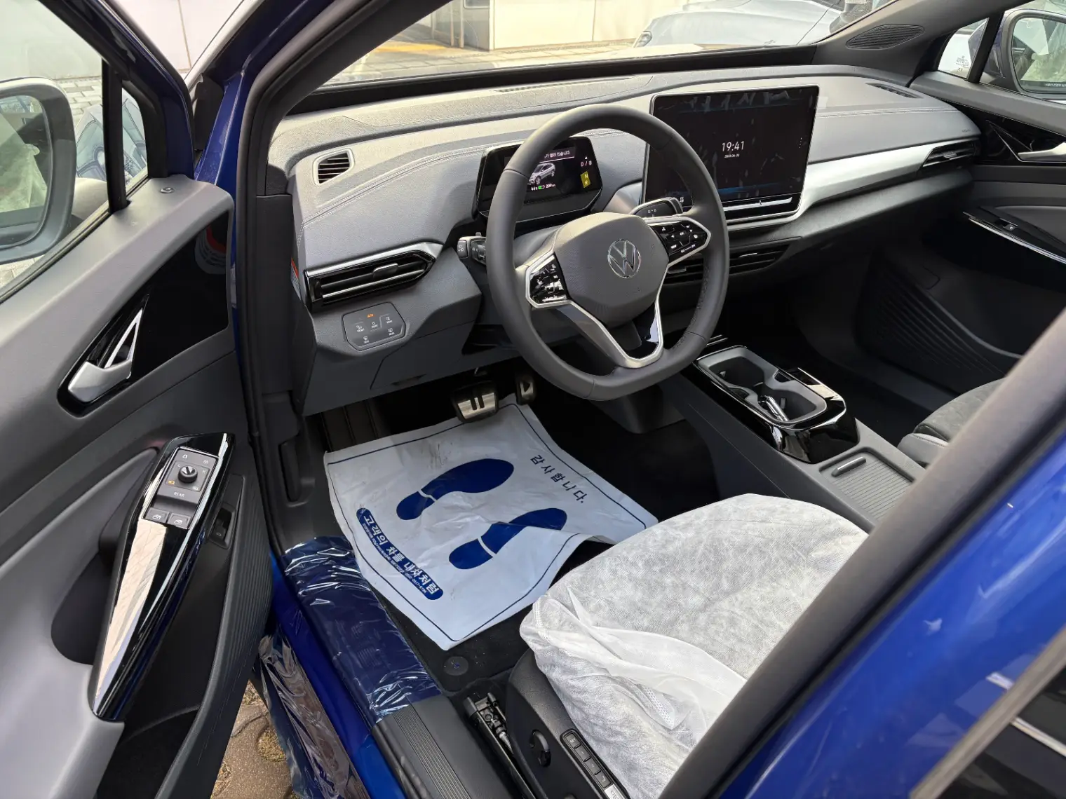 폭스바겐 폭스바겐 블루 더스크 2025년식 실물 사진 6/12 - 블루 더스크 메탈릭 ID.4 프로 차량 출고사진입니다.
