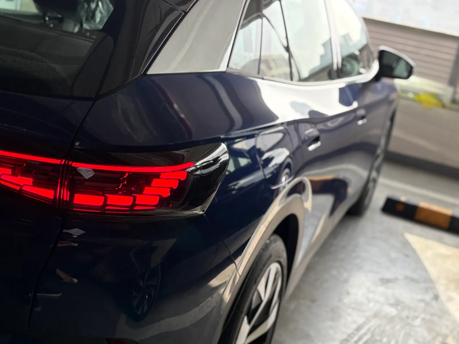 폭스바겐 폭스바겐 블루 더스크 2025년식 실물 사진 7/12 - 블루 더스크 메탈릭 ID.4 프로 차량 출고사진입니다.