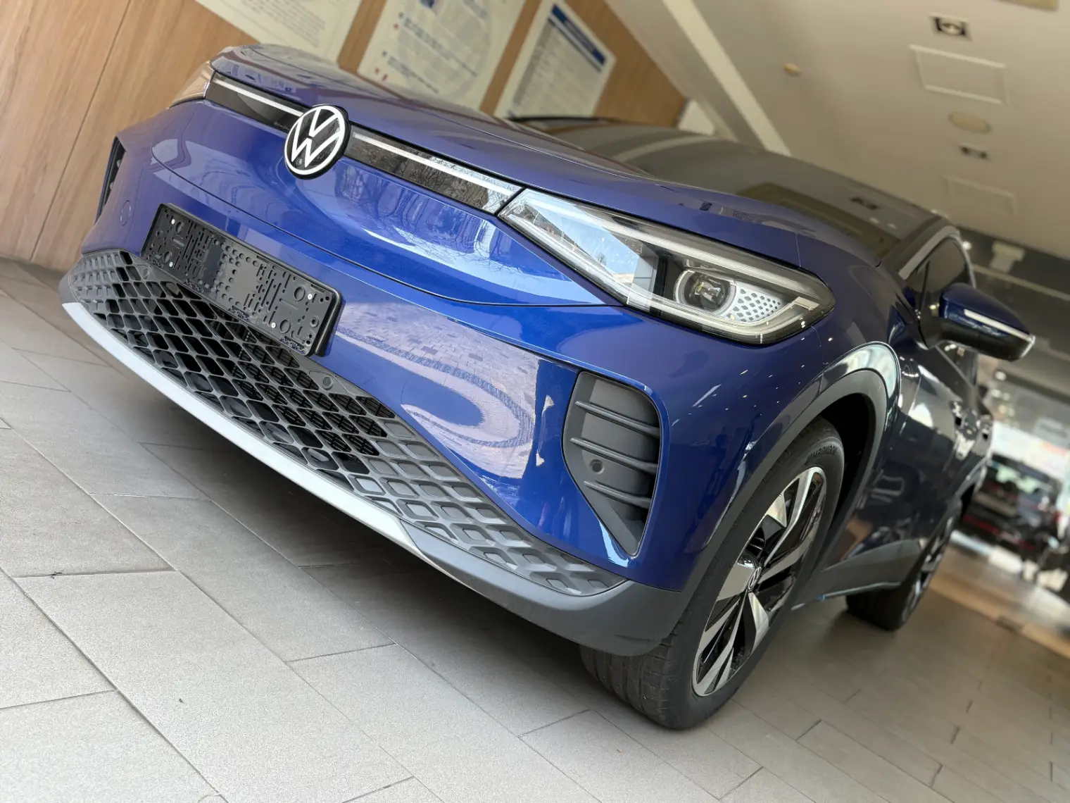 폭스바겐 폭스바겐 블루 더스크 2025년식 실물 사진 8/12 - 블루 더스크 메탈릭 ID.4 프로 차량 출고사진입니다.