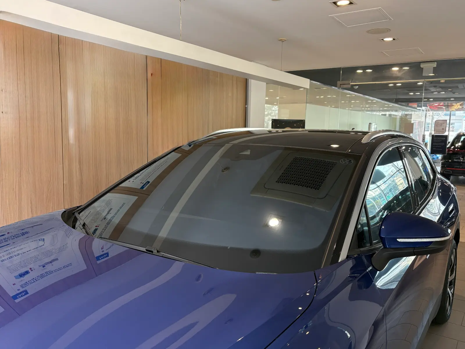 폭스바겐 폭스바겐 블루 더스크 2025년식 실물 사진 9/12 - 블루 더스크 메탈릭 ID.4 프로 차량 출고사진입니다.