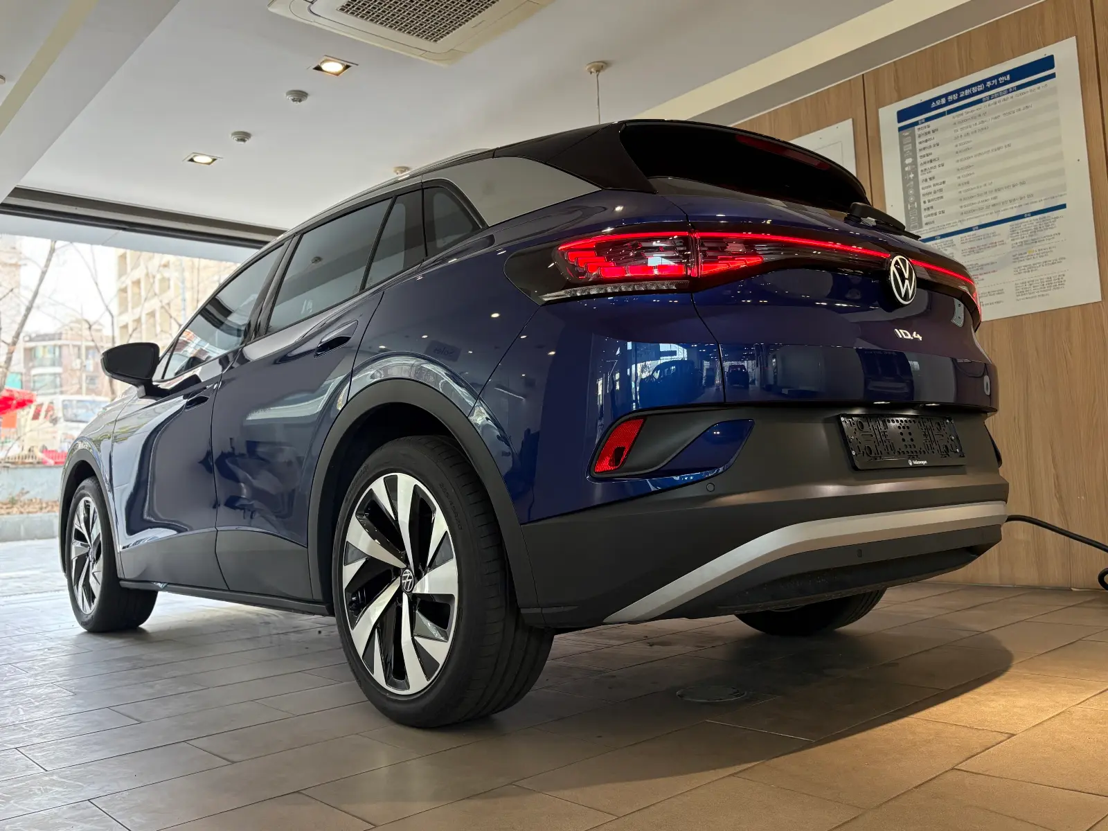 폭스바겐 폭스바겐 블루 더스크 2025년식 실물 사진 10/12 - 블루 더스크 메탈릭 ID.4 프로 차량 출고사진입니다.