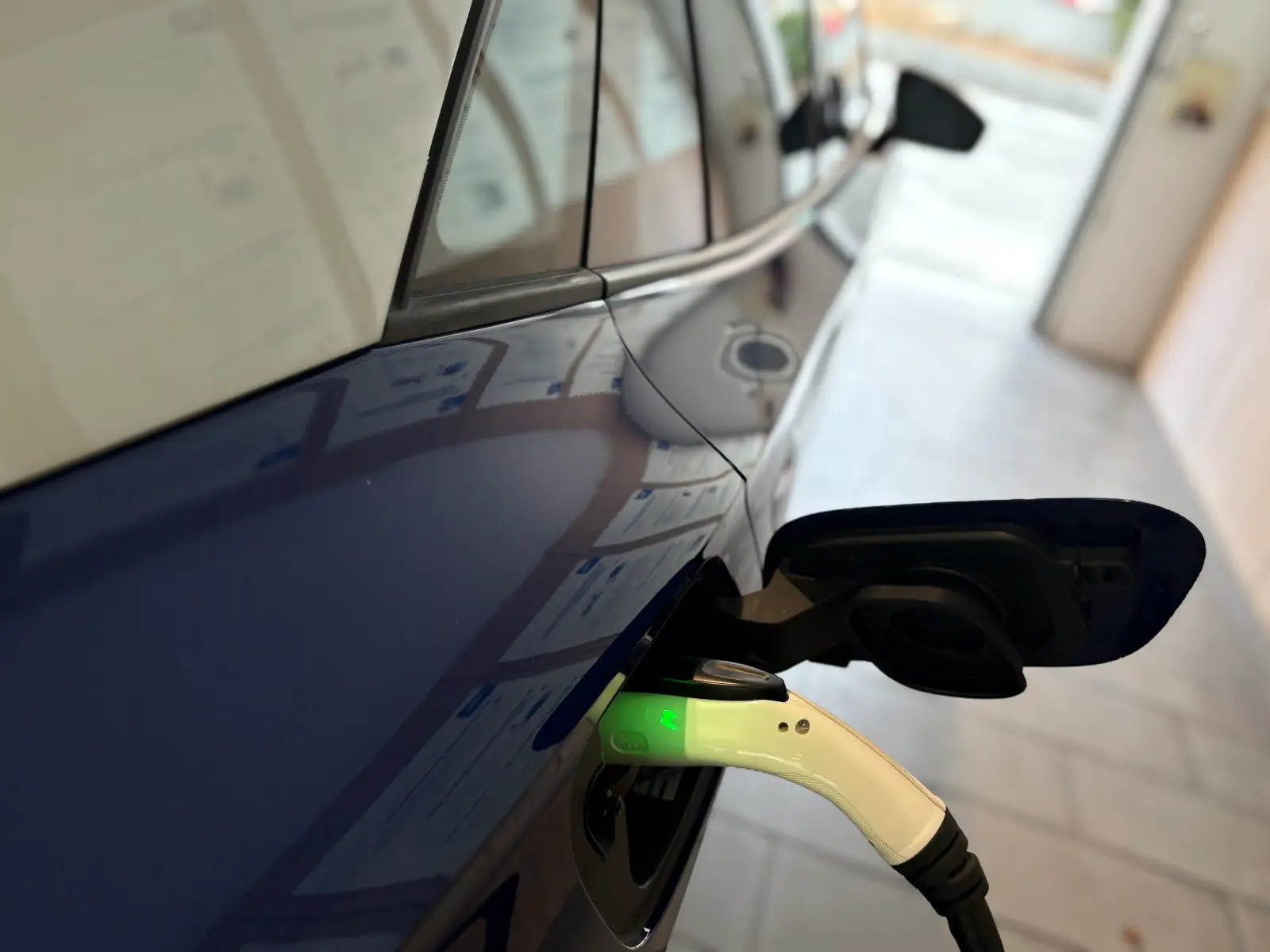 폭스바겐 폭스바겐 블루 더스크 2025년식 실물 사진 11/12 - 블루 더스크 메탈릭 ID.4 프로 차량 출고사진입니다.