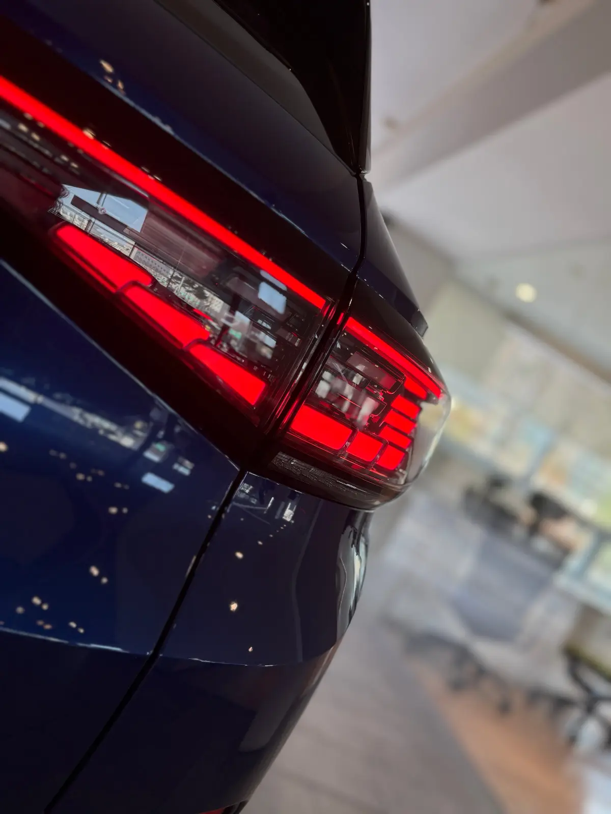 폭스바겐 폭스바겐 블루 더스크 2025년식 실물 사진 12/12 - 블루 더스크 메탈릭 ID.4 프로 차량 출고사진입니다.