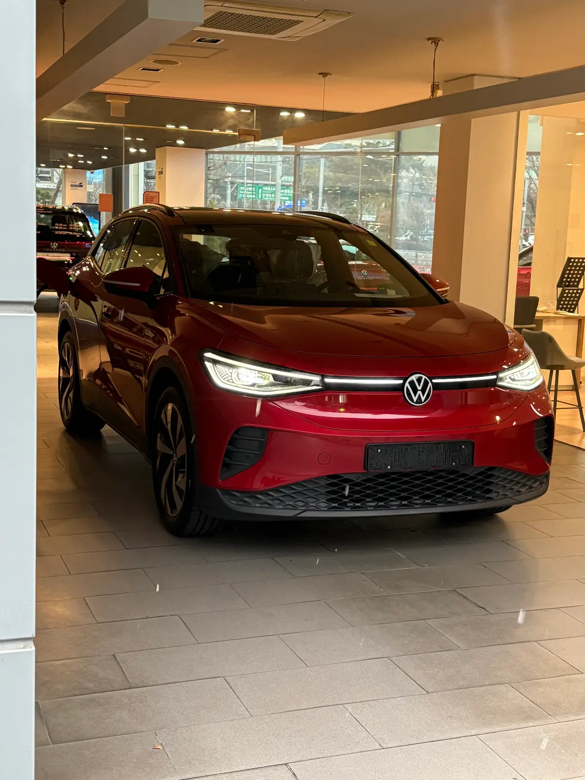 폭스바겐 ID.4 킹스 레드 Pro 2023년식 실물 사진 1/15