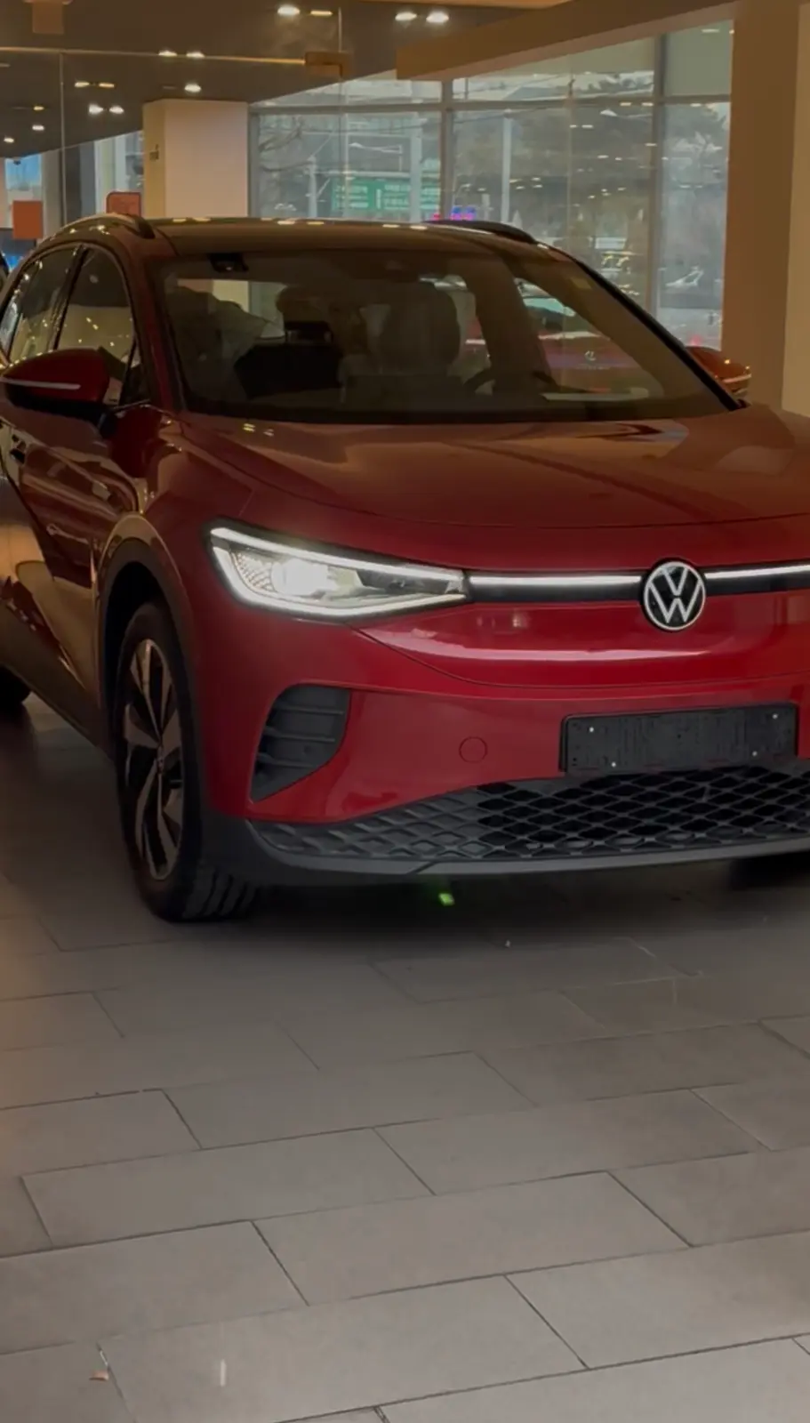 폭스바겐 ID.4 킹스 레드 Pro 2023년식 실물 사진 3/15