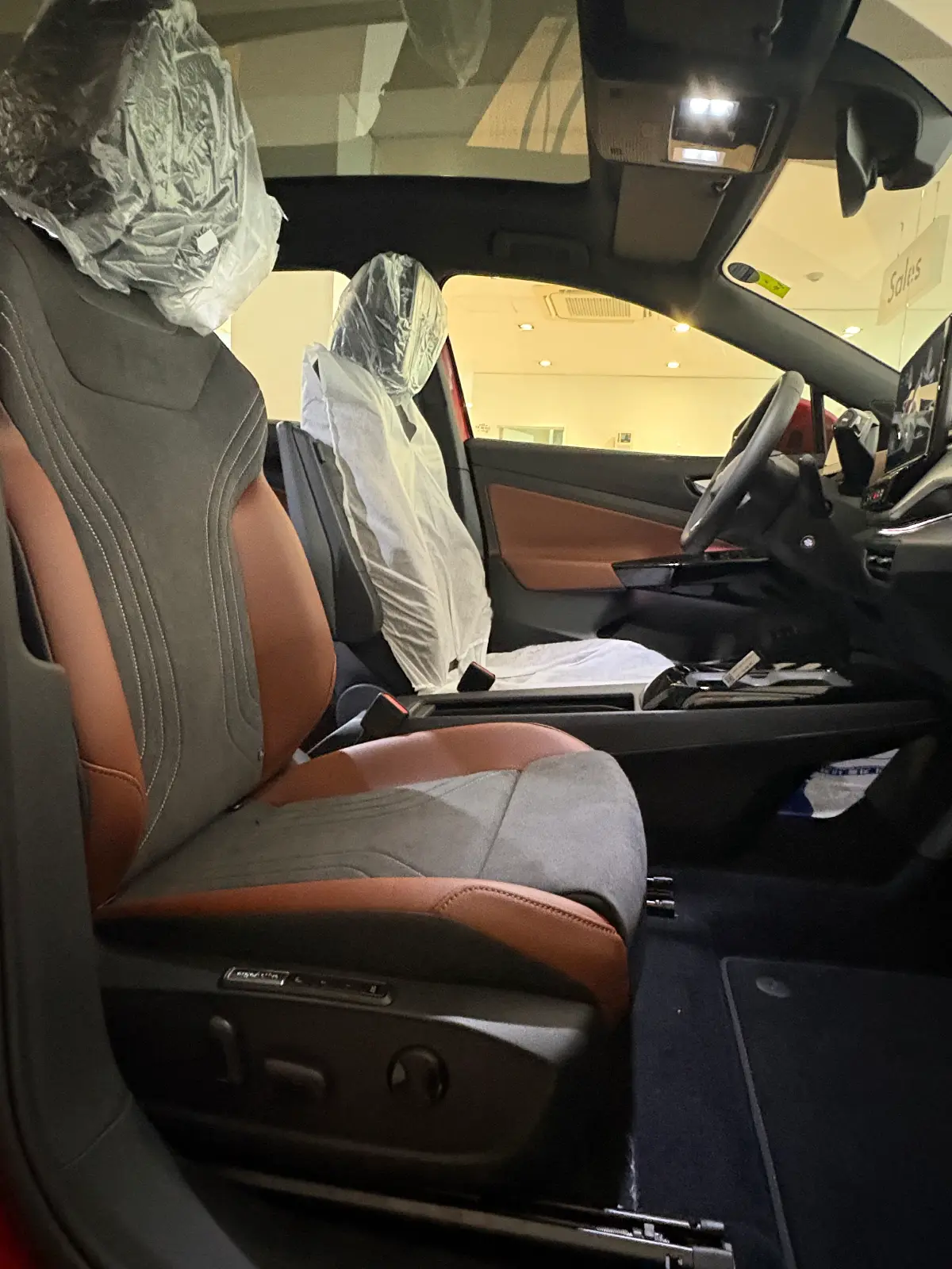 폭스바겐 ID.4 킹스 레드 Pro 2023년식 실물 사진 9/15