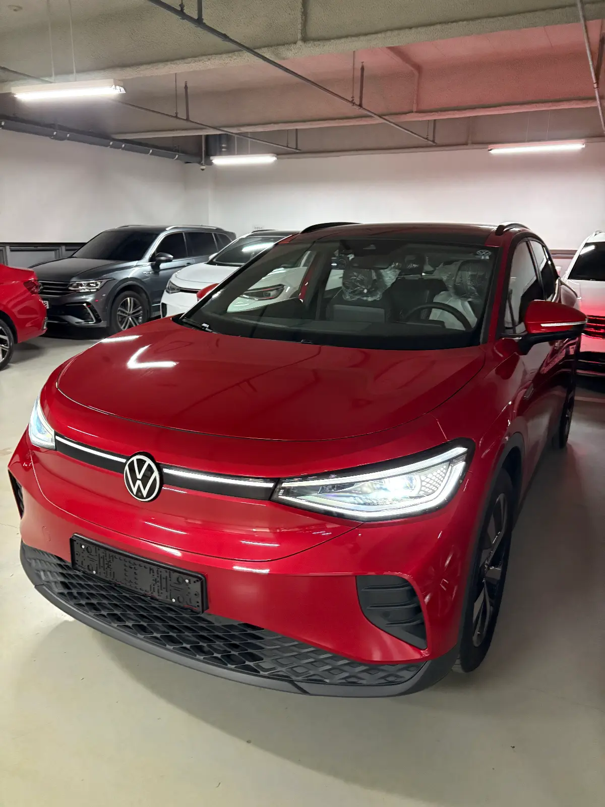 폭스바겐 ID.4 킹스 레드 Pro 2023년식 실물 사진 11/15