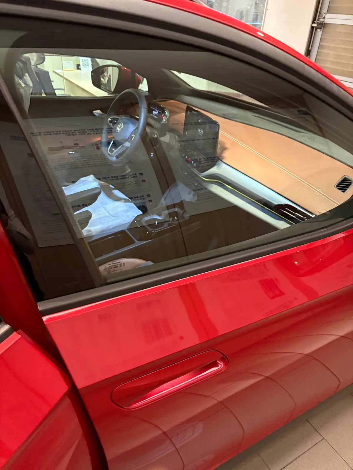 폭스바겐 ID.4 킹스 레드 Pro 2023년식 실물 사진 13/15