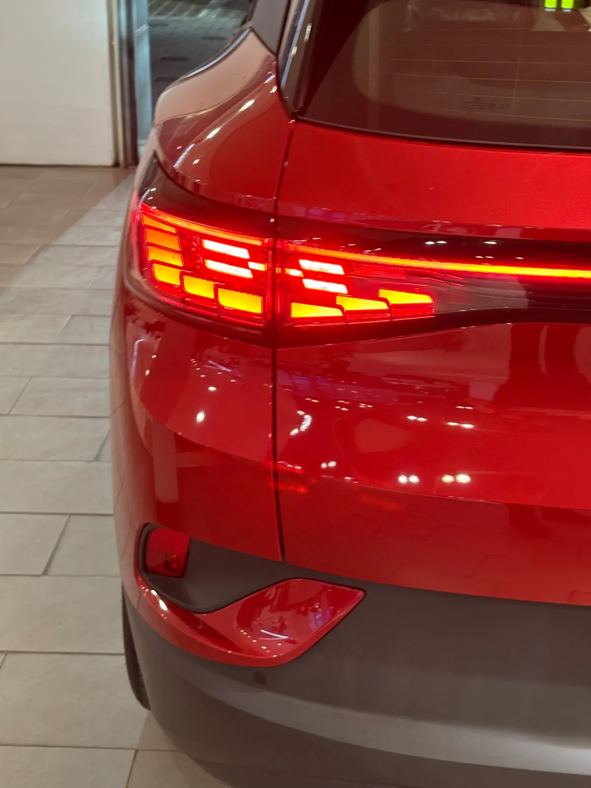 폭스바겐 ID.4 킹스 레드 Pro 2023년식 실물 사진 14/15