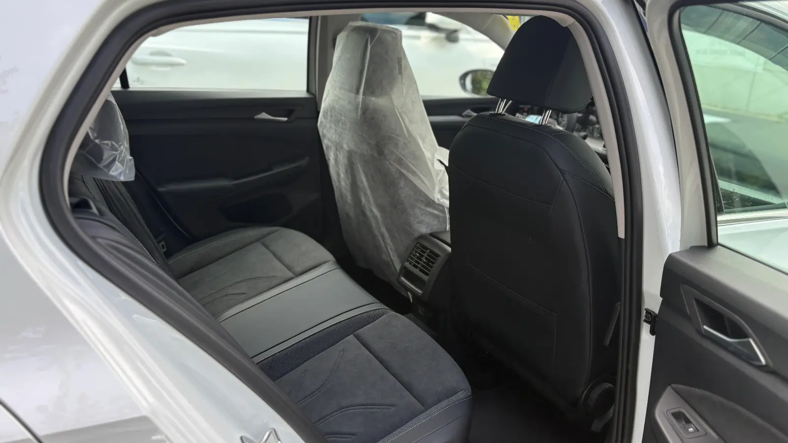 폭스바겐 폭스바겐 오릭스 화이트 TDI 프리미엄 2025년식 실물 사진 11/20 - 골프 2.0 TDI 프리미엄 트림 오릭스 화이트 색상 한정재고 출고사진입니다.