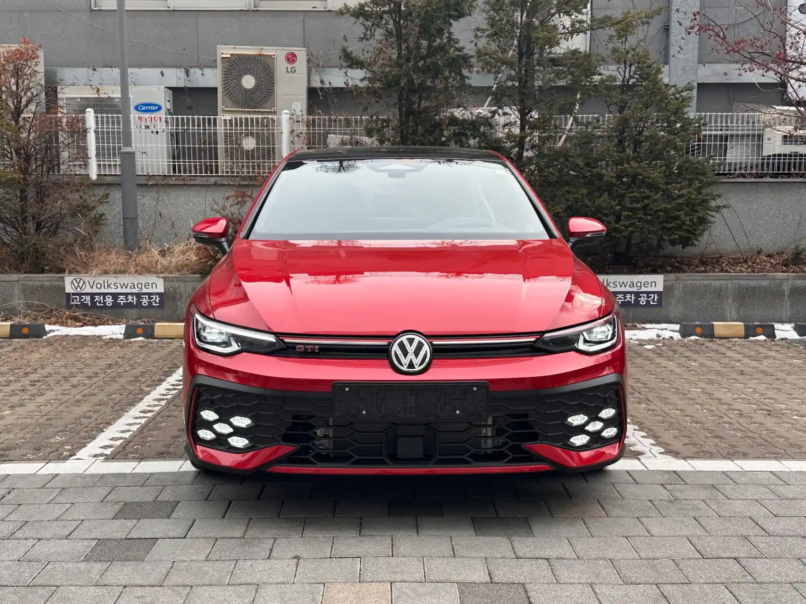 폭스바겐 골프 킹스 레드 GTI 2026년식 실물 사진 2/9