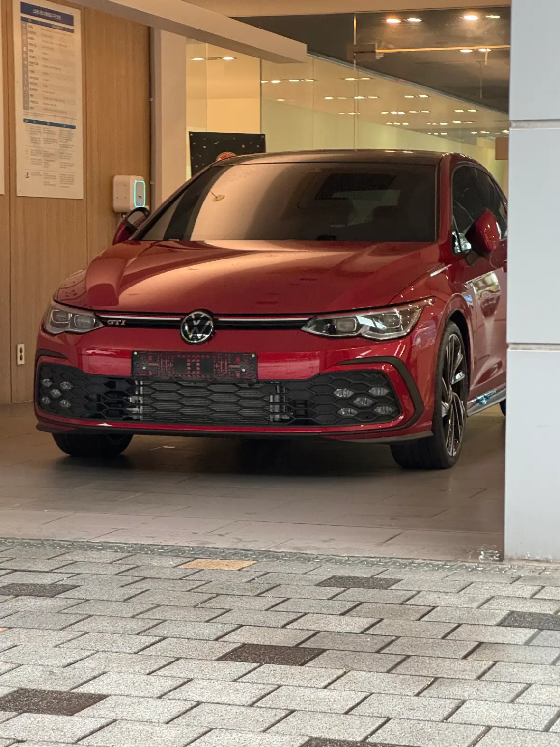 폭스바겐 골프 킹스 레드 GTI 2024년식 실물 사진 2/10 - 24년식 GTI 레드컬러 출고사진입니다.