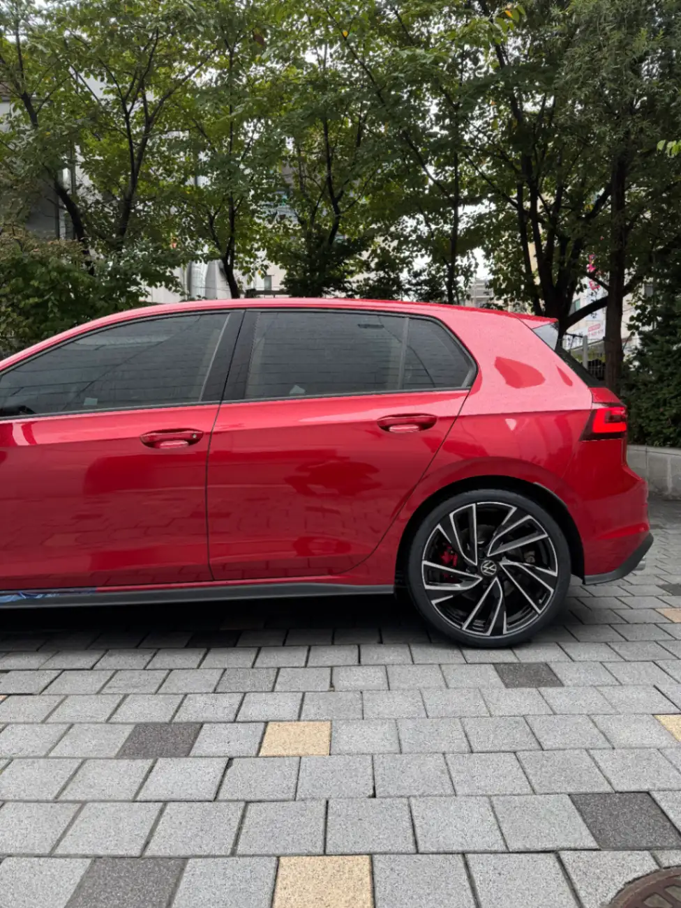 폭스바겐 골프 킹스 레드 GTI 2024년식 실물 사진 5/10 - 24년식 GTI 레드컬러 출고사진입니다.