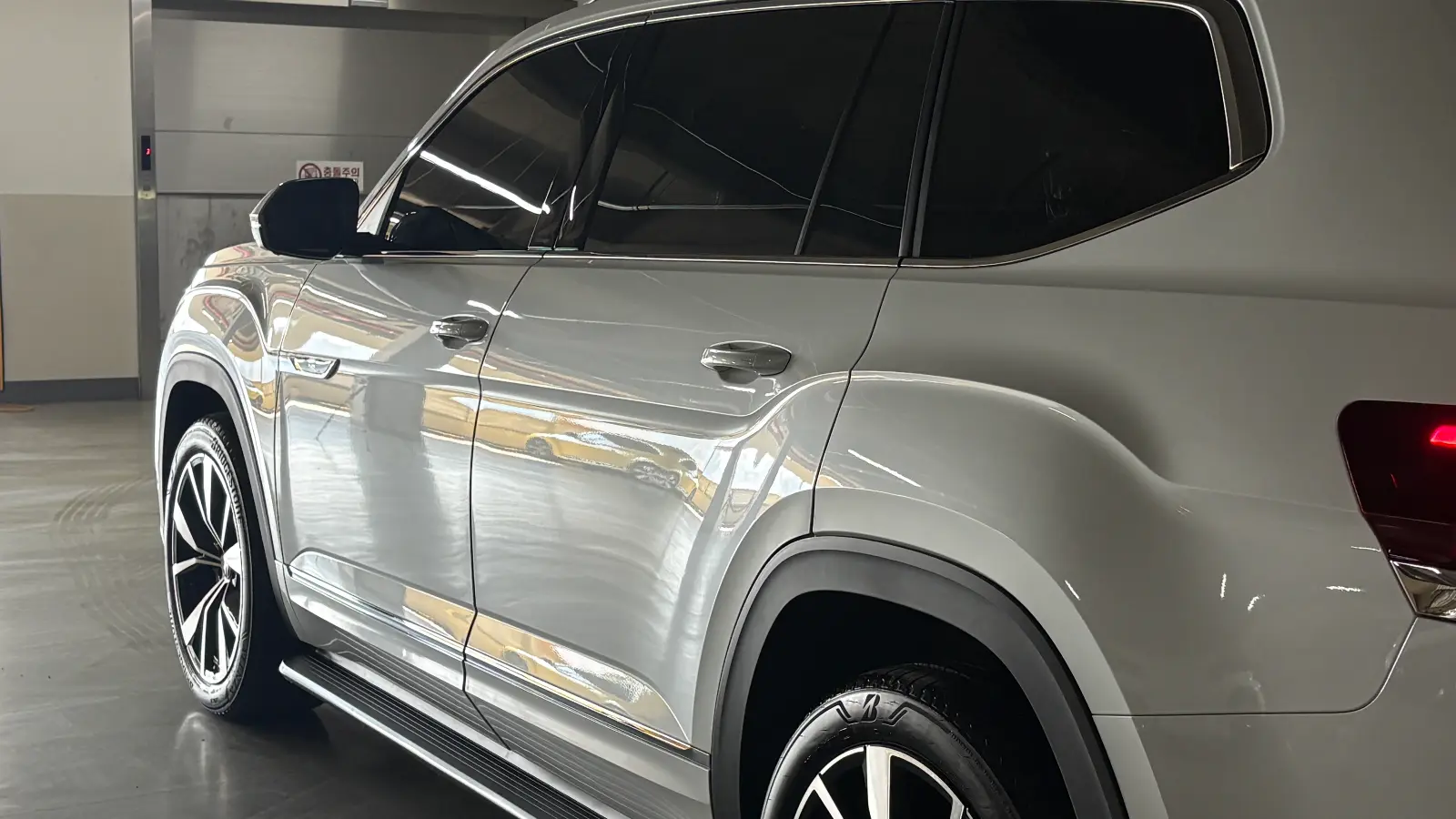 폭스바겐 폭스바겐  2026년식 실물 사진 7/11 - 26년식 아틀라스 오릭스화이트 컬러 출고 사진입니다.