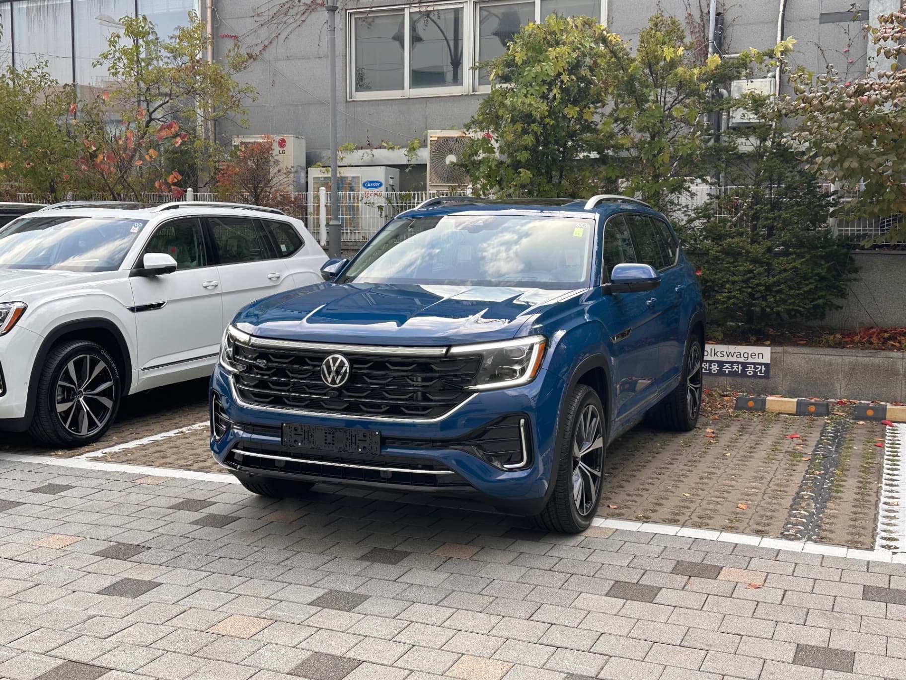 폭스바겐 아틀라스 마운틴 레이크 블루 R-Line 2025년식 실물 사진 5장