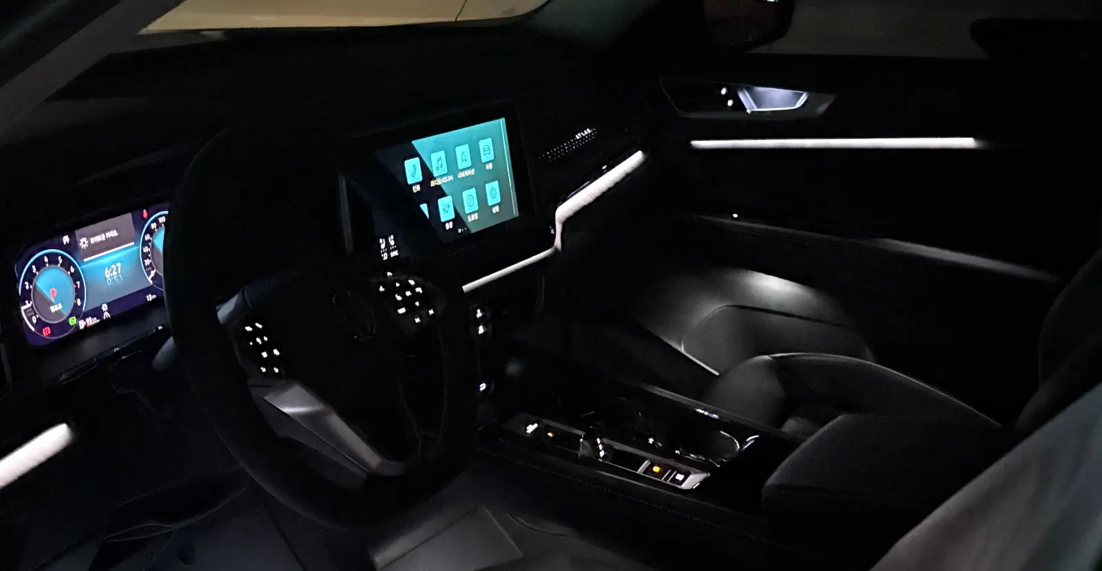 폭스바겐 아틀라스 블랙-인테리어 r-line 2025년식 실물 사진 7장