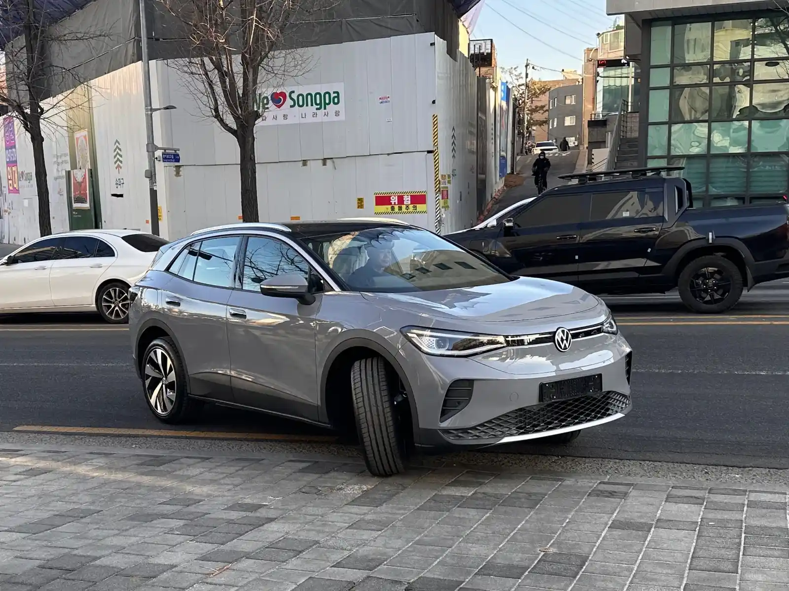 폭스바겐 ID.4 문스톤 그레이 2025년식 실물 사진 11장